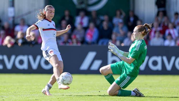 From left: Lara Meroni, 1 FC Nürnberg, 11, and Julia Salomon, goalkeeper, ATS Buntentor, 01, in a one-on-one, duel, dynamic, action, game scene, DFB REGULATIONS PROHIBIT ANY USE OF PHOTOGRAPHS AS SEQUENCE IMAGES AND OR VIDEO-LIKE PHOTO SERIES DFB REGULATIONS PROHIBIT ANY USE OF PHOTOGRAPHS AS IMAGE SEQUENCES AND OR QUASI-VIDEO, September 27, 2026, Bremen, Germany, soccer, DFB Women’s Cup, ATS Buntentor 1 FC Nuremberg xobx