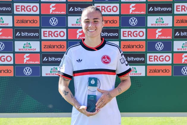 Louna Lapassouse, 1. FC Nürnberg, 99, upon being named Player of the Match, Woman of the Match, portrait, close-up, single photo, individual image, DFB REGULATIONS PROHIBIT ANY USE OF PHOTOGRAPHS AS SEQUENCE IMAGES AND OR VIDEO-LIKE PHOTO SERIES DFB REGULATIONS PROHIBIT ANY USE OF PHOTOGRAPHS AS IMAGE SEQUENCES AND OR QUASI-VIDEO, September 27, 2026, Bremen, Germany, Soccer, DFB Women’s Cup, ATS Color Goal 1 FC Nuremberg xobx