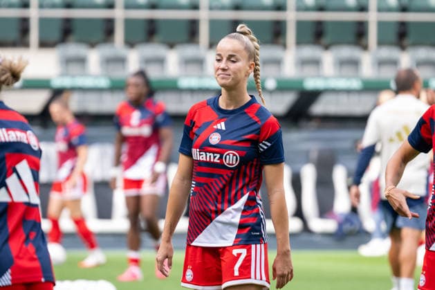 Giulia Gwinn, FC Bayern Munich, 07, starts on the bench: Borussia Mönchengladbach vs. FC Bayern Munich, Soccer, DFB Women s Cup, First Round, 2026–2027 Season, September 27, 2026 DFL DFB regulations prohibit any use of photographs as image sequences and or quasi-video Borussia Mönchengladbach vs. FC Bayern Munich, soccer, DFB Women’s Cup, First Round, 2026–2027 season, September 27, 2026, Mönchengladbach Copyright: xEibner-Pressefoto ThomasxHaeslerx EP_THR