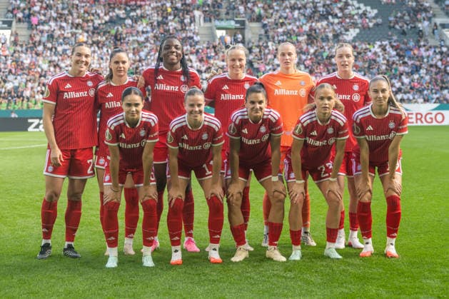 The starting lineup from Munich poses for a photo: Borussia Mönchengladbach vs. FC Bayern Munich, Soccer, DFB Women s Cup, First Round, 2026–2027 Season, September 27, 2026 DFL DFB regulations prohibit any use of photographs as image sequences and or quasi-video Borussia Mönchengladbach vs. FC Bayern Munich, soccer, DFB Women s Cup, First Round, 2026–2027 season, September 27, 2026, Mönchengladbach Copyright: xEibner-Pressefoto ThomasxHaeslerx EP_THR