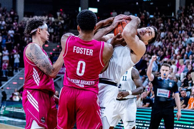 Jure Planinic (SYNTAINICS MBC), 44, vs. former SYNTAINICS MBC player Marcus Foster (Telekom Baskets Bonn), 00, and Michael Kessens (Telekom Baskets Bonn), 06; Telekom Baskets Bonn vs. SYNTAINICS MBC, basketball, easy Credit BBL, Matchday 3, 2026–2027, September 27, 2026 Telekom Baskets Bonn vs. SYNTAINICS MBC, Basketball, easyCredit BBL, Matchday 3, 2026–2027, September 27, 2026 Bonn Copyright: xEibner-Pressefoto GerhardxWingenderx EP_GWR