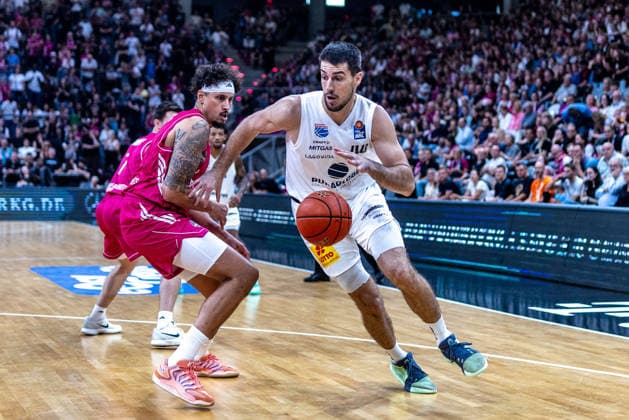 Jure Planinic, SYNTAINICS MBC, 44 vs. Michael Kessens, Telekom Baskets Bonn, 06 Telekom Baskets Bonn vs. SYNTAINICS MBC, Basketball, easy Credit BBL, Matchday 3, 2026–2027, September 27, 2026 Telekom Baskets Bonn vs. SYNTAINICS MBC, Basketball, easyCredit BBL, Matchday 3, 2026–2027, September 27, 2026 Bonn Copyright: xEibner-Pressefoto GerhardxWingenderx EP_GWR