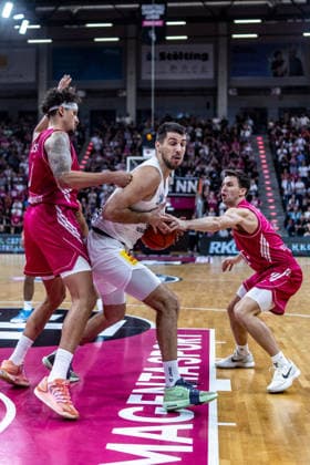 Jure Planinic, SYNTAINICS MBC, 44 vs. Michael Kessens, Telekom Baskets Bonn, 06; Grayson Murphy, Telekom Baskets Bonn, 07; Telekom Baskets Bonn vs. SYNTAINICS MBC, Basketball, easy Credit BBL, Matchday 3, 2026–2027, September 27, 2026, Telekom Baskets Bonn vs. SYNTAINICS MBC, Basketball, easyCredit BBL, Matchday 3, 2026–2027, September 27, 2026, Bonn Copyright: xEibner-Pressefoto GerhardxWingenderx EP_GWR