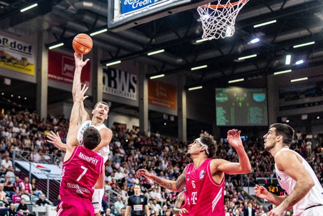 Kris Clyburn (SYNTAINICS MBC), 21, vs. Grayson Murphy (Telekom Baskets Bonn), 07, Michael Kessens (Telekom Baskets Bonn), 06, and Jure Planinic (SYNTAINICS MBC), 44, watch Telekom Baskets Bonn vs. SYNTAINICS MBC, basketball, easy Credit BBL, Matchday 3, 2026–2027, September 27, 2026 Telekom Baskets Bonn vs. SYNTAINICS MBC, basketball, easyCredit BBL, Matchday 3, 2026–2027, September 27, 2026 Bonn Copyright: xEibner-Pressefoto GerhardxWingenderx EP_GWR