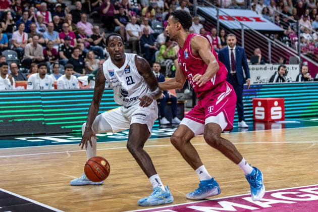 Kris Clyburn (SYNTAINICS MBC), 21 vs. Joel Aminu (Telekom Baskets Bonn), 21 Telekom Baskets Bonn vs. SYNTAINICS MBC, Basketball, easy Credit BBL, Matchday 3, 2026–2027, September 27, 2026 Telekom Baskets Bonn vs. SYNTAINICS MBC, Basketball, easyCredit BBL, Matchday 3, 2026–2027, September 27, 2026 Bonn Copyright: xEibner-Pressefoto GerhardxWingenderx EP_GWR