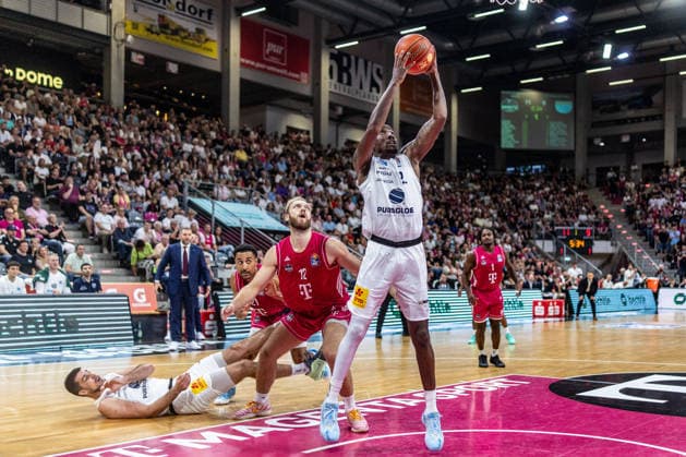 Kris Clyburn (SYNTAINICS MBC), 21 vs. Melvin Jostmann (Telekom Baskets Bonn), 12; Jure Planinic (SYNTAINICS MBC), 44 on the floor; John Michael Wright (Telekom Baskets Bonn), 01 watching Telekom Baskets Bonn vs. SYNTAINICS MBC, basketball, easyCredit BBL, Matchday 3, 2026–2027, September 27, 2026 Telekom Baskets Bonn vs. SYNTAINICS MBC, Basketball, easyCredit BBL, Matchday 3, 2026–2027, September 27, 2026 Bonn Copyright: xEibner-Pressefoto GerhardxWingenderx EP_GWR