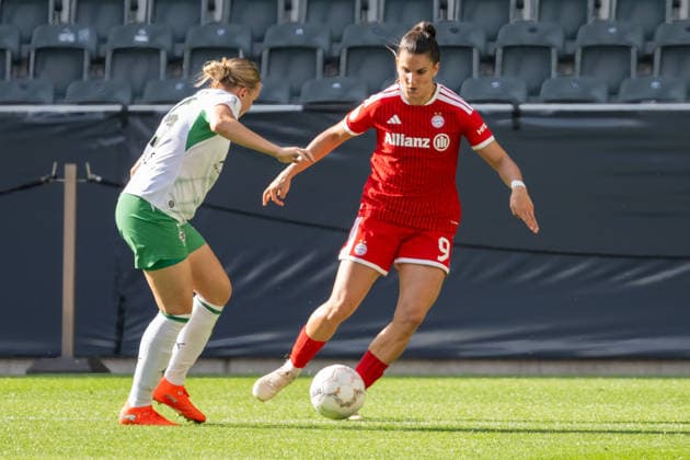 Tackle between Sam Drissen of Borussia Mönchengladbach, No. 15, and Jovana Damnjanovic of FC Bayern Munich, No. 09. Borussia Mönchengladbach vs. FC Bayern Munich, Soccer, DFB Women s Cup, First Round, 2026–2027 Season, September 27, 2026 DFL DFB regulations prohibit any use of photographs as image sequences and or quasi-video Borussia Mönchengladbach vs. FC Bayern Munich, soccer, DFB Women’s Cup, First Round, 2026–2027 season, September 27, 2026, Mönchengladbach Copyright: xEibner-Pressefoto ThomasxHaeslerx EP_THR