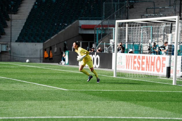 Germany, Women s DFB Cup 2026–2027, Round 1: Borussia Mönchengladbach vs. FC Bayern Munich – ista at Borussia Park: Long-range shot, shot, Sarah Mattner Trembleau (Bayern Munich), 11, chance, shot on goal, save, Luisa Palmen (Borussia Mönchengladbach), 23 Copyright: xThiemoxRudolphx