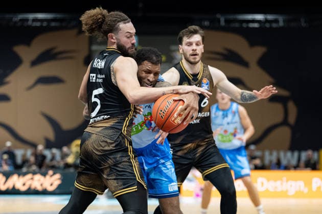 Todd Withers 33, Rostock Seawolves vs. Devin Askew 5, Basketball Löwen Braunschweig, and Ferdinand Zylka 6, Basketball Löwen Braunschweig, GER; Basketball Löwen Braunschweig vs. Rostock Seawolves, Basketball, easyCredit BBL, Week 3, Season 2026–27, September 27, 2026 GER, Basketball: Braunschweig Lions vs. Rostock Seawolves, Basketball, easyCredit BBL, Week 3, Season 2026–27, September 27, 2026, Braunschweig Copyright: xEibner-Pressefoto DanielxREINELTx EP_DRT