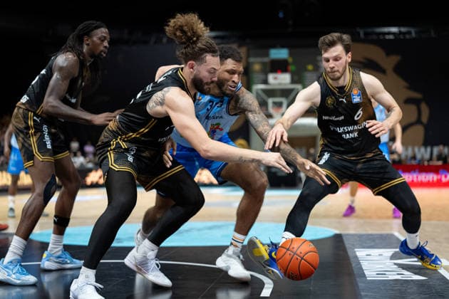 Todd Withers 33, Rostock Seawolves vs. Devin Askew 5, Basketball Löwen Braunschweig, and Ferdinand Zylka 6, Basketball Löwen Braunschweig, GER; Basketball Löwen Braunschweig vs. Rostock Seawolves, Basketball, easyCredit BBL, Week 3, Season 2026–27, September 27, 2026 GER, Basketball: Braunschweig Lions vs. Rostock Seawolves, Basketball, easyCredit BBL, Week 3, Season 2026–27, September 27, 2026, Braunschweig Copyright: xEibner-Pressefoto DanielxREINELTx EP_DRT