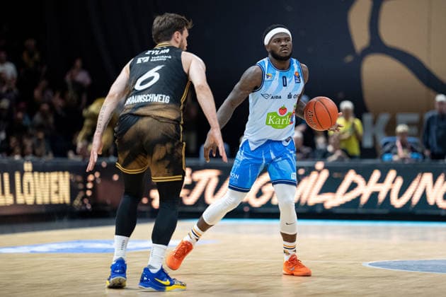 TJ Crockett Jr., No. 0, Rostock Seawolves vs. Ferdinand Zylka, No. 6, Loewen Braunschweig (GER), Loewen Braunschweig vs. Rostock Seawolves, Basketball, easyCredit BBL, Week 3, 2026–27 Season, September 27, 2026 GER, Basketball Löwen Braunschweig vs. Rostock Seawolves, Basketball, easyCredit BBL, Week 3, 2026–27 season, September 27, 2026 Braunschweig Copyright: xEibner-Pressefoto DanielxREINELTx EP_DRT