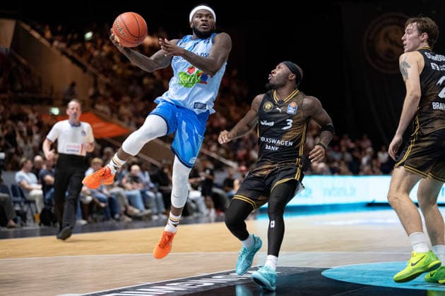 TJ Crockett Jr., No. 0, Rostock Seawolves, in mid-air against DeJour Reaves, No. 3, Basketball Löwen Braunschweig (GER); Basketball Löwen Braunschweig vs. Rostock Seawolves, Basketball, easyCredit BBL, Week 3, Season 2026–27, September 27, 2026, GER, Basketball: Löwen Braunschweig vs. Rostock Seawolves, Basketball, easyCredit BBL, Week 3, Season 2026–27, September 27, 2026, Braunschweig Copyright: xEibner-Pressefoto DanielxREINELTx EP_DRT