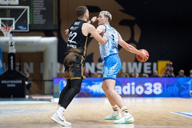 Philipp Hartwich (No. 7), Rostock Seawolves vs. Felipe Haase (No. 22), Basketball Loewen Braunschweig (GER), Basketball Loewen Braunschweig vs. Rostock Seawolves, Basketball, easyCredit BBL, Week 3, 2026–27 Season, September 27, 2026 GER, Basketball: Loewen Braunschweig vs. Rostock Seawolves, Basketball, easyCredit BBL, Week 3, 2026–27 season, September 27, 2026 Braunschweig Copyright: xEibner-Pressefoto DanielxREINELTx EP_DRT