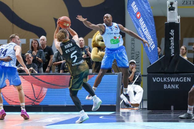 September 27, 2026, xgox, Basketball easyCredit BBL, Basketball Löwen Braunschweig vs. Rostock Seawolves emspor, from left: Devin Askew (Braunschweig), 5; Dominic Lockhart (Rostock), 3; head-to-head, duel, battle, tackle (Braunschweig)