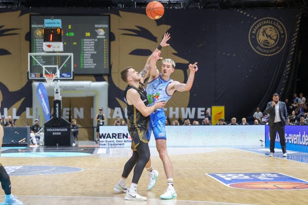 September 27, 2026, xgox, Basketball easyCredit BBL, Basketball Löwen Braunschweig vs. Rostock Seawolves emspor, from left: Ferdinand Zylka (Braunschweig), 6, Philipp Hartwich (Rostock), 7; duel, battle, tackle (Braunschweig)