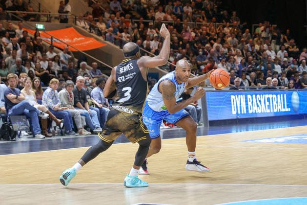 September 27, 2026, xgox, Basketball easyCredit BBL, Basketball Löwen Braunschweig vs. Rostock Seawolves emspor, from left: Dejour Reaves (Braunschweig), 3, DeAndre Lansdowne (Rostock), 9, one-on-one, duel, battle, tackle (Braunschweig)