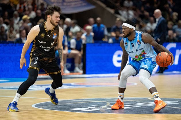 TJ Crockett Jr., No. 0, Rostock Seawolves vs. Ferdinand Zylka, No. 6, Loewen Braunschweig (GER), Loewen Braunschweig vs. Rostock Seawolves, Basketball, easyCredit BBL, Week 3, 2026–27 Season, September 27, 2026 GER, Basketball Löwen Braunschweig vs. Rostock Seawolves, Basketball, easyCredit BBL, Week 3, 2026–27 season, September 27, 2026 Braunschweig Copyright: xEibner-Pressefoto DanielxREINELTx EP_DRT