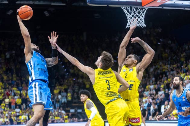 Oldenburg, Lower Saxony, Germany, September 27, 2026, David Muenkat (left), Veolia Towers Hamburg; Zachary Ensminger (center), EWE Baskets Oldenburg; and Demajeo Wiggins (right), EWE Baskets Oldenburg. EWE Baskets Oldenburg vs. Veolia Towers Hamburg. Basketball 1. Basketball Bundesliga. 2026–2027 season, Matchday 3, Grosse EWE Arena: EWE Baskets Oldenburg vs. Veolia Towers Hamburg www.andreas-burmann.de