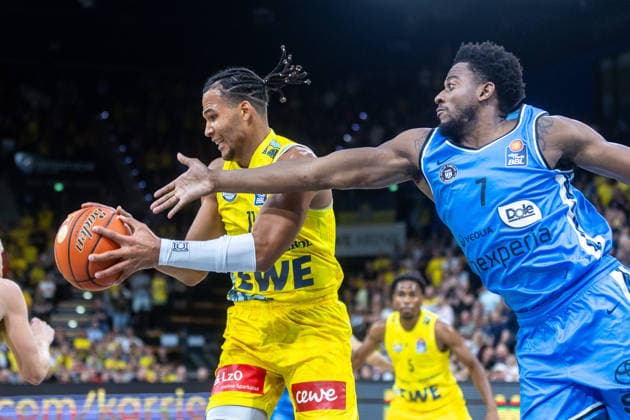 Oldenburg, Lower Saxony, Germany, September 27, 2026, Trey Wade (right), Veolia Towers Hamburg, and Nicholas Tischler (left), EWE Baskets Oldenburg; EWE Baskets Oldenburg vs. Veolia Towers Hamburg; Basketball 1; Basketball Bundesliga; 2026–2027 season, Matchday 3, Grosse EWE Arena: EWE Baskets Oldenburg vs. Veolia Towers Hamburg www.andreas-burmann.de