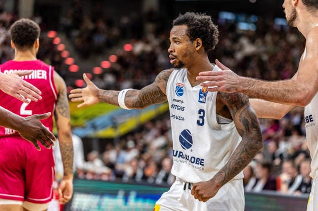 DeLonnie Hunt, SYNTAINICS MBC, No. 03, high-fives his teammates. Telekom Baskets Bonn vs. SYNTAINICS MBC, Basketball, easy Credit BBL, Matchday 3, 2026–2027, September 27, 2026, Telekom Baskets Bonn vs. SYNTAINICS MBC, Basketball, easyCredit BBL, Matchday 3, 2026–2027, September 27, 2026, Bonn Copyright: xEibner-Pressefoto GerhardxWingenderx EP_GWR