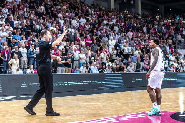 DeLonnie Hunt of SYNTAINICS MBC, No. 3, complains to the referee during the Telekom Baskets Bonn vs. SYNTAINICS MBC game, Basketball, easy Credit BBL, Matchday 3, 2026–2027, September 27, 2026, Telekom Baskets Bonn vs. SYNTAINICS MBC, Basketball, easyCredit BBL, Matchday 3, 2026–2027, September 27, 2026, Bonn Copyright: xEibner-Pressefoto GerhardxWingenderx EP_GWR