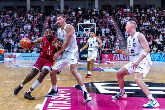 Jeff Garrett Jr. (Telekom Baskets Bonn), 04 vs. Borisa Simanic (SYNTAINICS MBC), 22, Collin Welp (SYNTAINICS MBC), 40; Telekom Baskets Bonn vs. SYNTAINICS MBC, Basketball, easy Credit BBL, Matchday 3, 2026–2027, September 27, 2026, Telekom Baskets Bonn vs. SYNTAINICS MBC, Basketball, easyCredit BBL, Matchday 3, 2026–2027, September 27, 2026, Bonn Copyright: xEibner-Pressefoto GerhardxWingenderx EP_GWR