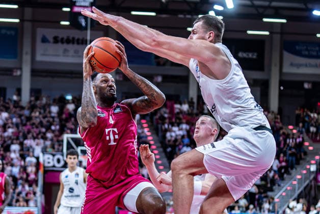 Jeff Garrett Jr. (Telekom Baskets Bonn), 04 vs. Kris Clyburn (SYNTAINICS MBC), 21 Telekom Baskets Bonn vs. SYNTAINICS MBC, Basketball, easy Credit BBL, Matchday 3, 2026–2027, September 27, 2026 Telekom Baskets Bonn vs. SYNTAINICS MBC, Basketball, easyCredit BBL, Matchday 3, 2026–2027, September 27, 2026 Bonn Copyright: xEibner-Pressefoto GerhardxWingenderx EP_GWR