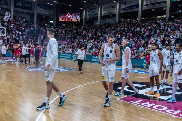 The SYNTAINICS MBC players leave the court disappointed after the loss. Telekom Baskets Bonn vs. SYNTAINICS MBC, Basketball, easy Credit BBL, Matchday 3, 2026–2027, September 27, 2026 Telekom Baskets Bonn vs. SYNTAINICS MBC, Basketball, easyCredit BBL, Matchday 3, 2026–2027, September 27, 2026 Bonn Copyright: xEibner-Pressefoto GerhardxWingenderx EP_GWR