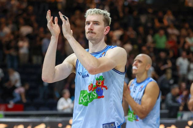 September 27, 2026, xgox, Basketball easyCredit BBL, Basketball Löwen Braunschweig vs. Rostock Seawolves emspor, from left: Philipp Hartwich (Rostock), 7, looks disappointed, looks dejected, looks downcast, disappointed (Braunschweig)