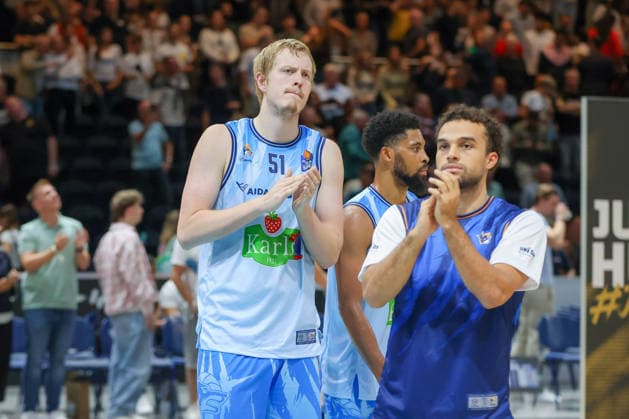September 27, 2026, xgox, Basketball easyCredit BBL, Basketball Löwen Braunschweig vs. Rostock Seawolves emspor, from left: Bent Leuchten (Rostock), 51, looks disappointed, looks dejected, looks downcast, disappointed Braunschweig