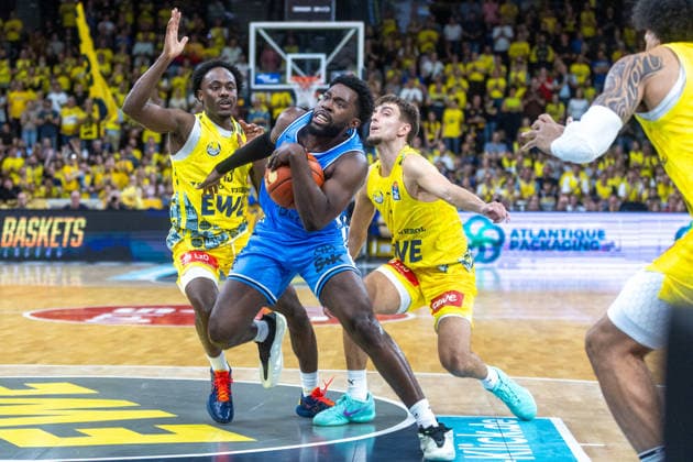 Oldenburg, Lower Saxony, Germany, September 27, 2026, Noah Thomasson (center), Veolia Towers Hamburg; JaQualyn Gilbreath (left), EWE Baskets Oldenburg; and Zachary Ensminger (right), EWE Baskets Oldenburg. EWE Baskets Oldenburg vs. Veolia Towers Hamburg. Basketball 1. Basketball Bundesliga. 2026–2027 season, Matchday 3, Grosse EWE Arena, EWE Baskets Oldenburg vs. Veolia Towers Hamburg www.andreas-burmann.de