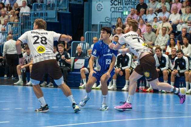 Nicola Roganovic, backcourt, VfL Gummersbach 23, Johannes Wasielewski, backcourt, Bergischer Handball Club 06 77, Tom Bergner, pivot, Bergischer Handball Club 06 28, VfL Gummersbach vs. Bergischer Handball Club 06, Opel Handball Bundesliga, Men’s Division, Matchday 6, September 27, 2026, Gummersbach, North Rhine-Westphalia, Germany Copyright: xkolbert-press MartinxWdziecznyx