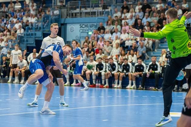 Kristjan Horžen, pivot, VfL Gummersbach 27, Christopher Rudeck, goalkeeper, Bergischer Handball Club 06 1, VfL Gummersbach vs. Bergischer Handball Club 06, Opel Handball Bundesliga, Men, Matchday 6, September 27, 2026, Gummersbach, North Rhine-Westphalia, Germany Copyright: xkolbert-press MartinxWdziecznyx