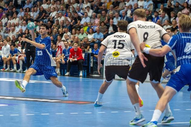 Nicola Roganovic, backcourt, VfL Gummersbach 23, Lars Kooij, pivot, Bergischer Handball Club 06 15, VfL Gummersbach vs. Bergischer Handball Club 06, Opel Handball Bundesliga, Men’s Division, Matchday 6, September 27, 2026, Gummersbach, North Rhine-Westphalia, Germany Copyright: xkolbert-press MartinxWdziecznyx