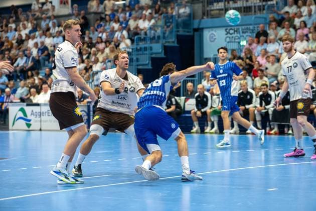 Miro Schluroff, backcourt, VfL Gummersbach 15, Johannes Wasielewski, backcourt, Bergischer Handball Club 06 77, VfL Gummersbach vs. Bergischer Handball Club 06, Opel Handball Bundesliga, Men’s Division, Matchday 6, September 27, 2026, Gummersbach, North Rhine-Westphalia, Germany Copyright: xkolbert-press MartinxWdziecznyx