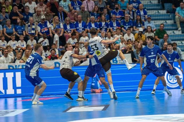 Soeren Steinhaus, backcourt player, Bergischer Handball Club 06 53, Kristjan Horžen, pivot, VfL Gummersbach 27, Nicola Roganovic, backcourt player, VfL Gummersbach 23, VfL Gummersbach vs. Bergischer Handball Club 06, Opel Handball Bundesliga, Men’s Division, Matchday 6, September 27, 2026, Gummersbach, North Rhine-Westphalia, Germany Copyright: xkolbert-press MartinxWdziecznyx