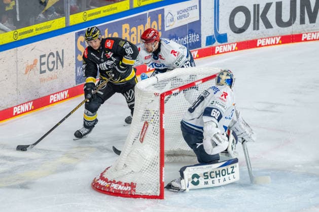 Adam Payerl, Krefeld Pinguine, No. 90, battling for the puck with Thomas Schemitsch, Schwenninger Wild Wings, No. 62, and Joacim Eriksson, Schwenninger Wild Wings, No. 60; Krefeld Pinguine vs. Schwenninger Wild Wings, ice hockey, PENNY DEL, Matchday 4, 2026–2027 Season, September 27, 2026 Krefeld Pinguine vs. Schwenninger Wild Wings, Ice Hockey, PENNY DEL, Matchday 4, 2026–2027 Season, September 27, 2026, Krefeld Copyright: xEibner-Pressefoto LukasxBaldygax EP_LBA