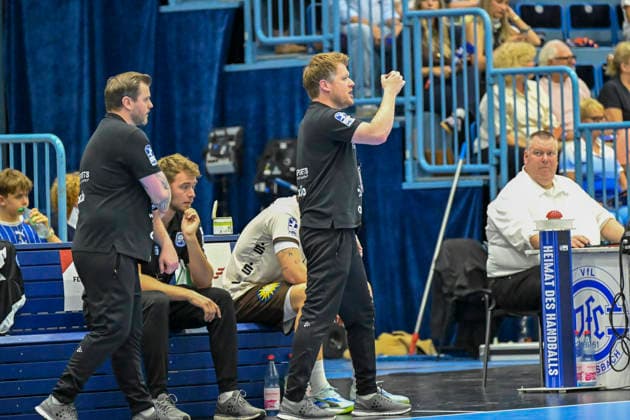September 27, 2026, GER, Handball, Men s, Opel HBL, 2026–2027 Season, Matchday 6, VfL Gummersbach vs. Bergischer HC. Perplexity on the BHC bench: Arnor Ør Gunnarsson, BHC Head Coach; Markus Pütz, BHC Assistant Coach. DFB and DFL regulations prohibit any use of photographs as image sequences and or quasi-video. Gummersbach, SCHWALBE Arena, NRW, Germany Copyright: xNordphoto Meuterx