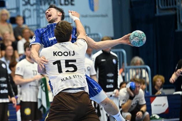 September 27, 2026, GER, Handball, Men s, Opel HBL, 2026–2027 Season, Matchday 6, VfL Gummersbach vs. Bergischer HC Lars Kooij BHC 15, in a duel against Alex Dujshebaev VfL Gummersbach 10, DFB and DFL regulations prohibit any use of photographs as image sequences and or quasi-video Gummersbach SCHWALBE Arena, North Rhine-Westphalia, Germany Copyright: xNordphoto Meuterx