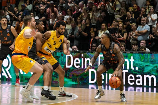 easyCredit Basketball Bundesliga, Matchday 3, Niners Chemnitz vs. Phoenix Hagen, September 27,2026, starting at 4:30 p.m., Chemnitz, Chemnitz Arena. Pictured: 12 Tyler Polley, 24 Cobe Williams. easyCredit Basketball Bundesliga, Matchday 3, Niners Chemnitz vs. Phoenix Hagen, Chemnitz, Saxony, Germany Copyright: xEHLxMedia MichelxKöhlerx 20262709-Niners-Chemnitz-Phoenix-Hagen_003