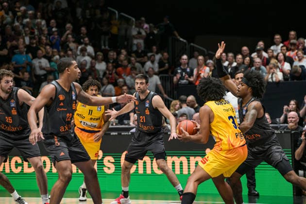 easyCredit Basketball Bundesliga, Matchday 3, Niners Chemnitz vs. Phoenix Hagen, September 27, 2026, starting at 4:30 p.m., Chemnitz, Chemnitz Arena. Pictured: No. 22 Nighaeal Ceaser, 21 Mateo Seric, 11 Marvin Omuvwie easyCredit Basketball Bundesliga, Matchday 3, Niners Chemnitz vs. Phoenix Hagen, Chemnitz, Saxony, Germany Copyright: xEHLxMedia MichelxKöhlerx 20262709-Niners-Chemnitz-Phoenix-Hagen_009