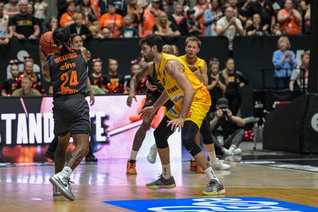 easyCredit Basketball Bundesliga, Matchday 3, Niners Chemnitz vs. Phoenix Hagen, September 27,2026, starting at 4:30 p.m., Chemnitz, Chemnitz Arena. In the photo: 24 Cobe Williams, 29 Patricio Garino. easyCredit Basketball Bundesliga, Matchday 3, Niners Chemnitz vs. Phoenix Hagen, Chemnitz, Saxony, Germany Copyright: xEHLxMedia MichelxKöhlerx 20262709-Niners-Chemnitz-Phoenix-Hagen_018