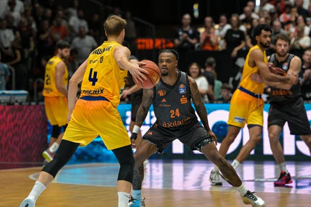 easyCredit Basketball Bundesliga, Matchday 3, Niners Chemnitz vs. Phoenix Hagen, September 27,2026, starting at 4:30 p.m., Chemnitz, Chemnitz Arena. In the photo: No. 04 Bjarne Kraushaar, No. 24 Cobe Williams. easyCredit Basketball Bundesliga, Matchday 3, Niners Chemnitz vs. Phoenix Hagen, Chemnitz, Saxony, Germany Copyright: xEHLxMedia MichelxKöhlerx 20262709-Niners-Chemnitz-Phoenix-Hagen_035