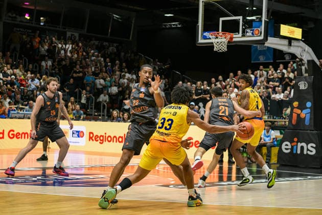 easyCredit Basketball Bundesliga, Matchday 3, Niners Chemnitz vs. Phoenix Hagen, September 27, 2026, starting at 4:30 p.m., Chemnitz, Chemnitz Arena. Pictured: No. 22 Nighaeal Ceaser, 33 Trenton Gibson easyCredit Basketball Bundesliga, Matchday 3, Niners Chemnitz vs. Phoenix Hagen, Chemnitz, Saxony, Germany Copyright: xEHLxMedia MichelxKöhlerx 20262709-Niners-Chemnitz-Phoenix-Hagen_049