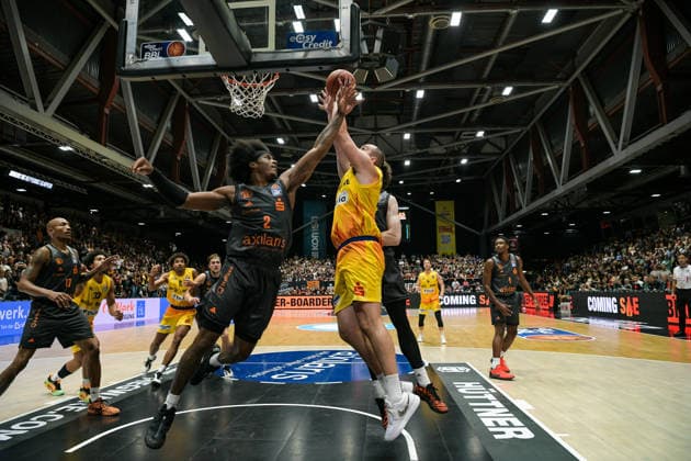 easyCredit Basketball Bundesliga, Matchday 3, Niners Chemnitz vs. Phoenix Hagen, September 27,2026, starting at 4:30 p.m., Chemnitz, Chemnitz Arena. In photo 02: Stefan Smith, 25, Cameron Krutwig. easyCredit Basketball Bundesliga, Matchday 3, Niners Chemnitz vs. Phoenix Hagen, Chemnitz, Saxony, Germany Copyright: xEHLxMedia MichelxKöhlerx 20262709-Niners-Chemnitz-Phoenix-Hagen_061