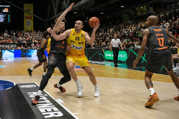 easyCredit Basketball Bundesliga, Matchday 3, Niners Chemnitz vs. Phoenix Hagen, September 27,2026, starting at 4:30 p.m., Chemnitz, Chemnitz Arena. In the photo: No. 09 Alexander Richardson, No. 25 Cameron Krutwig. easyCredit Basketball Bundesliga, Matchday 3, Niners Chemnitz vs. Phoenix Hagen, Chemnitz, Saxony, Germany Copyright: xEHLxMedia MichelxKöhlerx 20262709-Niners-Chemnitz-Phoenix-Hagen_062