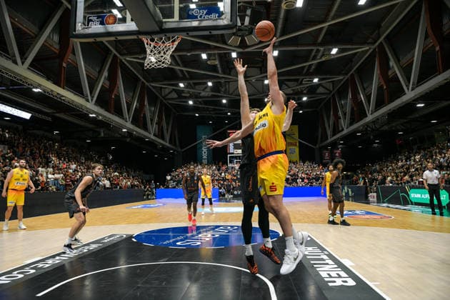 easyCredit Basketball Bundesliga, Matchday 3, Niners Chemnitz vs. Phoenix Hagen, September 27,2026, starting at 4:30 p.m., Chemnitz, Chemnitz Arena. In the photo: No. 09 Alexander Richardson, No. 25 Cameron Krutwig. easyCredit Basketball Bundesliga, Matchday 3, Niners Chemnitz vs. Phoenix Hagen, Chemnitz, Saxony, Germany Copyright: xEHLxMedia MichelxKöhlerx 20262709-Niners-Chemnitz-Phoenix-Hagen_063