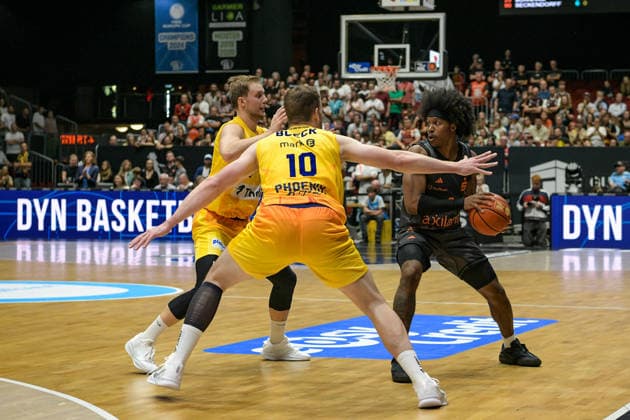 easyCredit Basketball Bundesliga, Matchday 3, Niners Chemnitz vs. Phoenix Hagen, September 27, 2026, starting at 4:30 p.m., Chemnitz, Chemnitz Arena. In the photo: Fabian Bleck, 02 Stefan Smith easyCredit Basketball Bundesliga, Matchday 3, Niners Chemnitz vs. Phoenix Hagen, Chemnitz, Saxony, Germany Copyright: xEHLxMedia MichelxKöhlerx 20262709-Niners-Chemnitz-Phoenix-Hagen_068