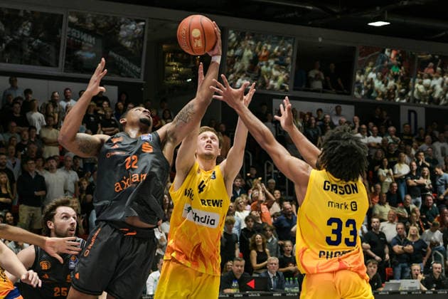 easyCredit Basketball Bundesliga, Matchday 3, Niners Chemnitz vs. Phoenix Hagen, September 27, 2026, starting at 4:30 p.m., Chemnitz, Chemnitz Arena. Pictured: No. 22 Nighaeal Ceaser, No. 04 Bjarne Kraushaar, No. 33 Trenton Gibson easyCredit Basketball Bundesliga, Matchday 3, Niners Chemnitz vs. Phoenix Hagen, Chemnitz, Saxony, Germany Copyright: xEHLxMedia MichelxKöhlerx 20262709-Niners-Chemnitz-Phoenix-Hagen_073