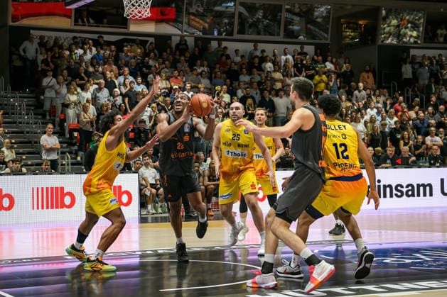 easyCredit Basketball Bundesliga, Matchday 3, Niners Chemnitz vs. Phoenix Hagen, September 27,2026, starting at 4:30 p.m., Chemnitz, Chemnitz Arena. Pictured: No. 22 Nighaeal Ceaser, No. 25 Cameron Krutwig. easyCredit Basketball Bundesliga, Matchday 3, Niners Chemnitz vs. Phoenix Hagen, Chemnitz, Saxony, Germany Copyright: xEHLxMedia MichelxKöhlerx 20262709-Niners-Chemnitz-Phoenix-Hagen_077